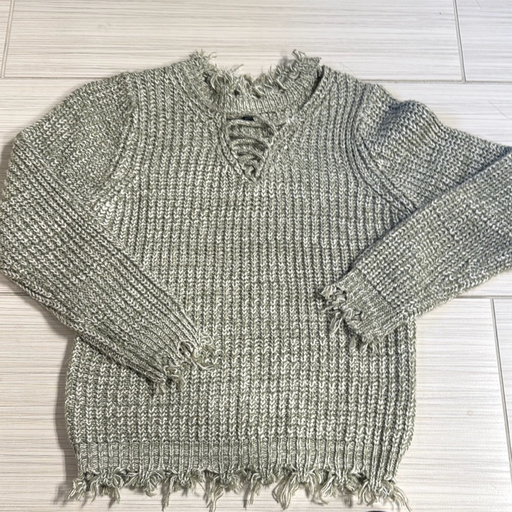 Daytrip Gray Crew Neck Sweater with Ribbed Knit
